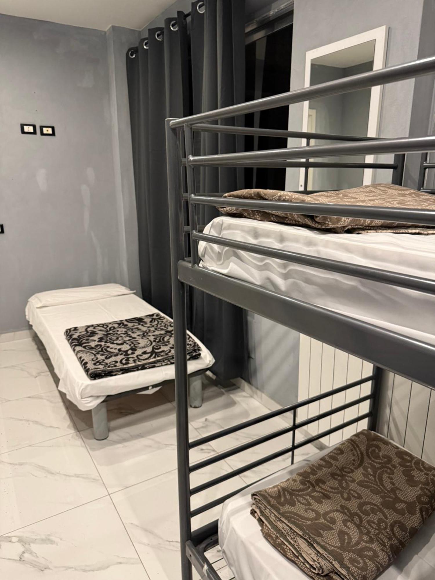 Lion University & Youth Hostel Milano Buitenkant foto